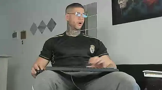 Snapshot of _jamesleandros1 chatting on 02/28/25, 12:09 jamesleandros1 online show from 02/28/25, 12:09