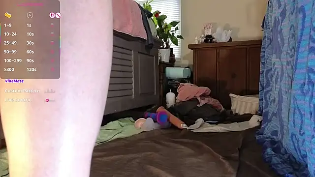 Snapshot of LoveSaraChristine chatting on 10/27/25, 06:12 LoveSaraChristine online show from 10/27/25, 06:12