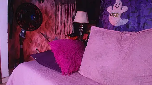 Snapshot of naomi_kyse chatting on 10/11/25, 03:06 naomi kyse online show from 10/11/25, 03:06