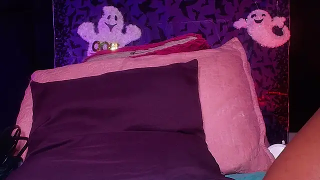 Snapshot of naomi_kyse chatting on 10/22/25, 03:07 naomi kyse online show from 10/22/25, 03:07