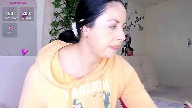 Juli Castillo8 online show from 11/07/25, 01:11