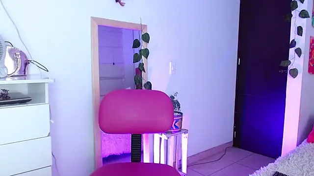 Snapshot of alisseallie chatting on 12/04/24, 01:47 alisseallie online show from 12/04/24, 01:47