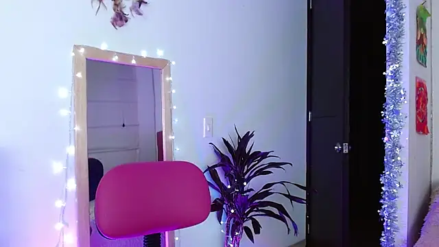 Snapshot of alisseallie chatting on 12/20/24, 03:36 alisseallie online show from 12/20/24, 03:36