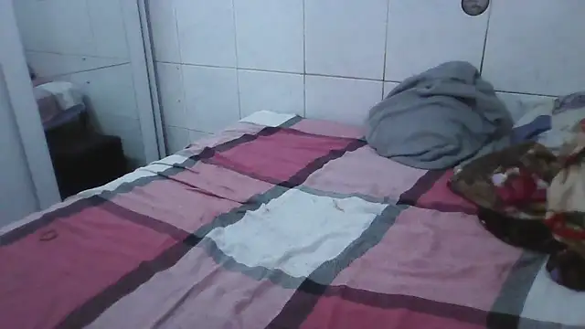 Snapshot of MinaBoss chatting on 10/11/25, 01:27 MinaBoss online show from 10/11/25, 01:27