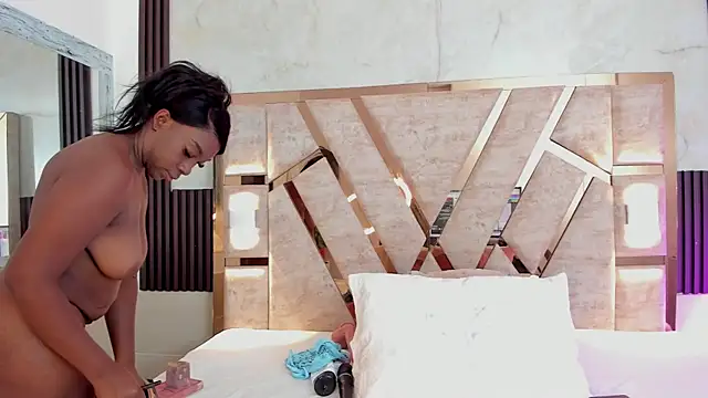 Athenea Mills online show from 10/24/25, 06:48