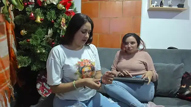 Snapshot of _girls_on_fire_ chatting on 12/19/24, 11:35 girls on fire online show from 12/19/24, 11:35