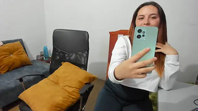 Snapshot of _girls_on_fire_ chatting on 02/14/25, 11:53 girls on fire online show from 02/14/25, 11:53
