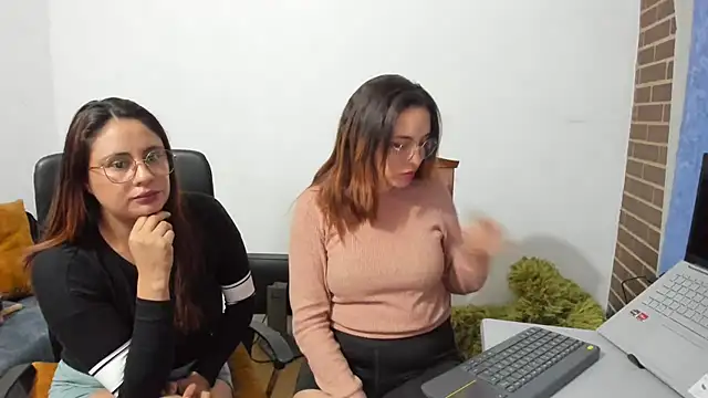 Snapshot of _girls_on_fire_ chatting on 03/06/25, 02:30 girls on fire online show from 03/06/25, 02:30