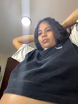 moncerrat luna online show from 10/17/25, 09:06