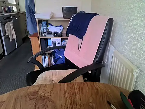 Snapshot of daddyflash chatting on 10/21/25, 10:27 daddyflash online show from 10/21/25, 10:27