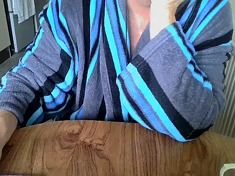 Snapshot of daddyflash chatting on 11/05/25, 10:04 daddyflash online show from 11/05/25, 10:04