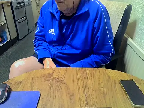 Snapshot of daddyflash chatting on 11/13/25, 08:19 daddyflash online show from 11/13/25, 08:19