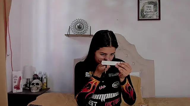 Snapshot of aliice_walker_ chatting on 10/01/25, 12:44 aliice walker online show from 10/01/25, 12:44
