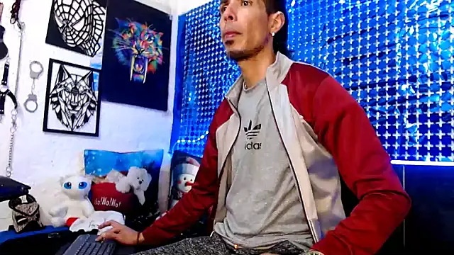 Snapshot of Mensecret69 chatting on 12/14/24, 01:50 Mensecret69 online show from 12/14/24, 01:50