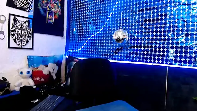 Snapshot of Mensecret69 chatting on 12/14/24, 02:53 Mensecret69 online show from 12/14/24, 02:53