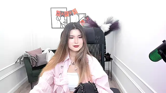 AnneTLi online show from 10/22/25, 03:40