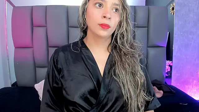 Snapshot of _MiaBrown_ chatting on 01/18/25, 12:04 MiaBrown online show from 01/18/25, 12:04