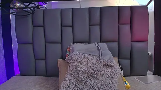 Snapshot of _MiaBrown_ chatting on 09/18/25, 12:07 MiaBrown online show from 09/18/25, 12:07
