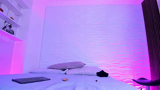 CamileHolmes online show from 10/17/25, 05:32