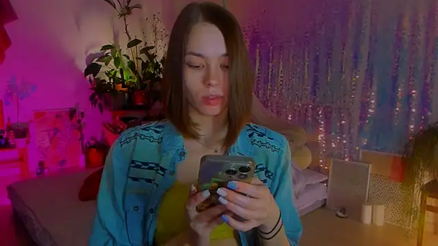 Snapshot of poli__ chatting on 01/31/25, 02:39 poli   online show from 01/31/25, 02:39