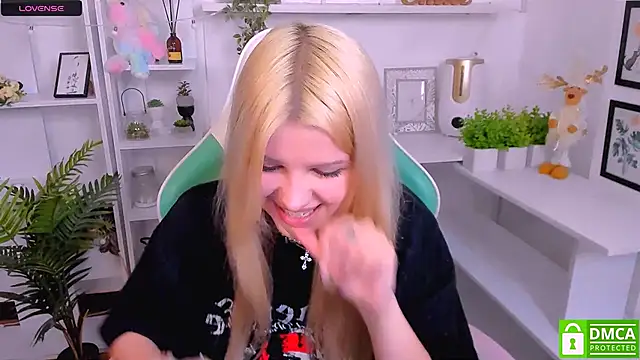 Snapshot of Grace_and__Jacob chatting on 03/07/25, 11:05 Grace and Jacob online show from 03/07/25, 11:05