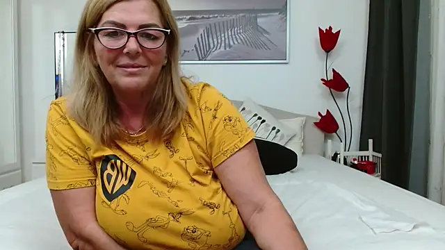 Snapshot of YulliaMilf chatting on 10/25/25, 06:46 YulliaMilf online show from 10/25/25, 06:46