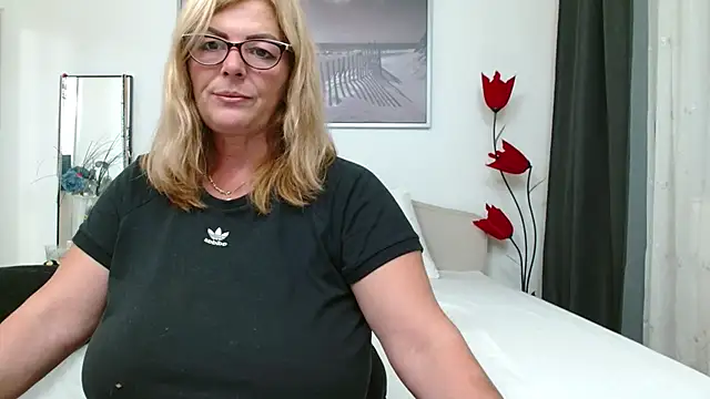 Snapshot of YulliaMilf chatting on 11/07/25, 03:12 YulliaMilf online show from 11/07/25, 03:12