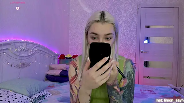 LillyMoure  online show from 10/17/25, 11:29