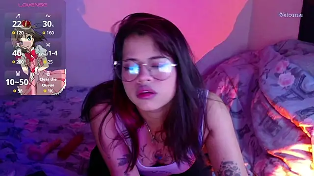 Snapshot of violetagrey_ chatting on 11/14/25, 02:32 violetagrey online show from 11/14/25, 02:32