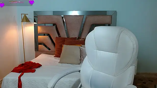 Snapshot of sophia_hadid chatting on 12/11/24, 01:39 sophia hadid online show from 12/11/24, 01:39