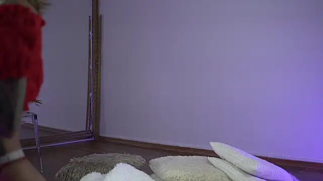 Snapshot of TiffanyMaze chatting on 10/08/25, 06:33 TiffanyMaze online show from 10/08/25, 06:33