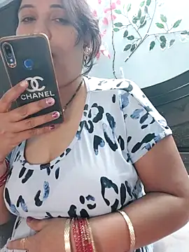 Snapshot of Poojabhabi101 chatting on 11/06/25, 05:36 Poojabhabi101 online show from 11/06/25, 05:36