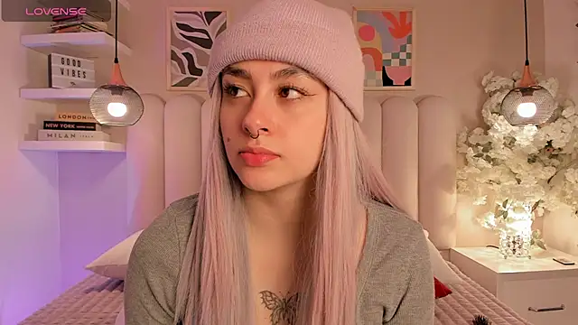 Snapshot of cute__cherry_ chatting on 10/23/25, 12:37 cute cherry online show from 10/23/25, 12:37