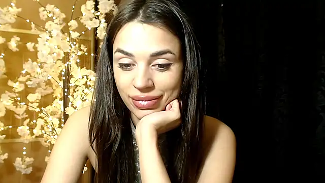 Snapshot of Mika_Gold chatting on 12/19/24, 08:55 Mika Gold online show from 12/19/24, 08:55