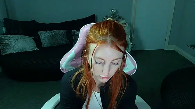 Snapshot of Red_firesquirt chatting on 12/18/24, 02:17 Red firesquirt online show from 12/18/24, 02:17