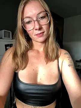 BunnyDiamond1 online show from 10/24/25, 01:07