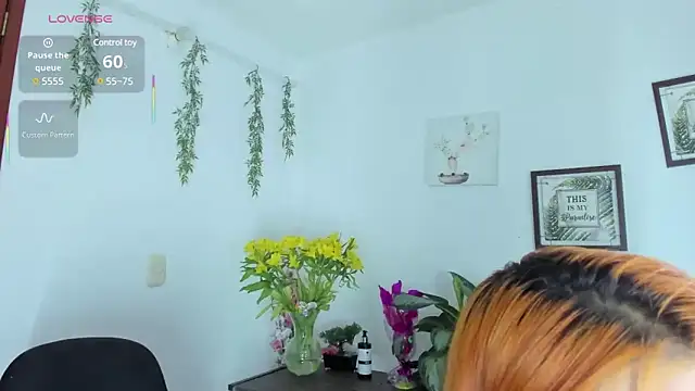 Snapshot of Victoria_Caruso chatting on 03/11/25, 09:48 Victoria Caruso online show from 03/11/25, 09:48