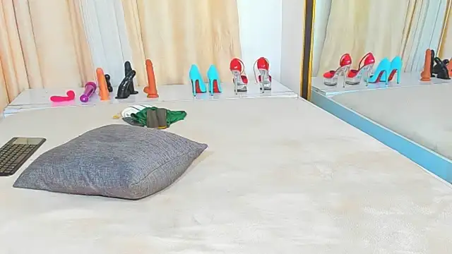 Snapshot of Yummy_squirter chatting on 10/27/25, 12:26 Yummy squirter online show from 10/27/25, 12:26