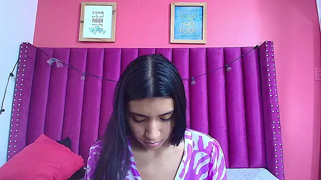 Snapshot of littlee_emilyy_ chatting on 12/12/24, 06:10 littlee emilyy online show from 12/12/24, 06:10