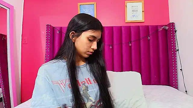 Snapshot of littlee_emilyy_ chatting on 01/22/25, 02:48 littlee emilyy online show from 01/22/25, 02:48