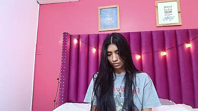 Snapshot of littlee_emilyy_ chatting on 01/22/25, 09:02 littlee emilyy online show from 01/22/25, 09:02