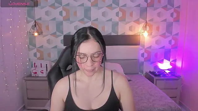 Snapshot of megancero chatting on 02/19/25, 12:33 megancero online show from 02/19/25, 12:33