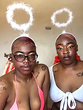 Snapshot of The_wickles_4443 chatting on 11/12/25, 05:24 The wickles 4443 online show from 11/12/25, 05:24