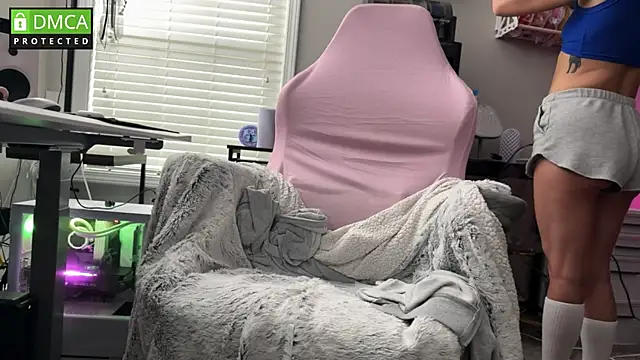 Snapshot of Cosmic_Rose chatting on 10/26/25, 02:23 Cosmic Rose online show from 10/26/25, 02:23