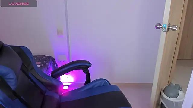 roseliam25 online show from 10/22/25, 07:35