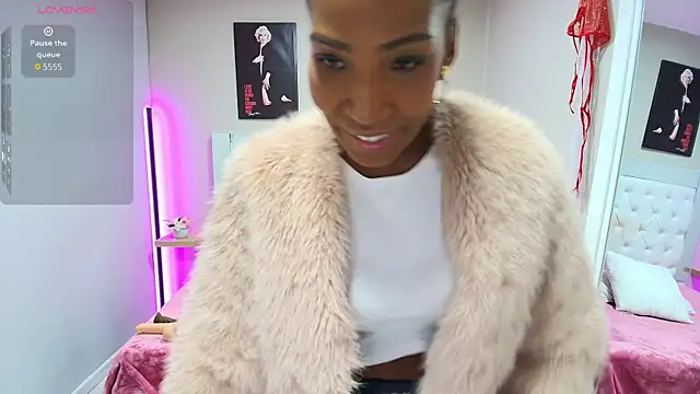 kimmturner online show from 10/03/25, 01:08