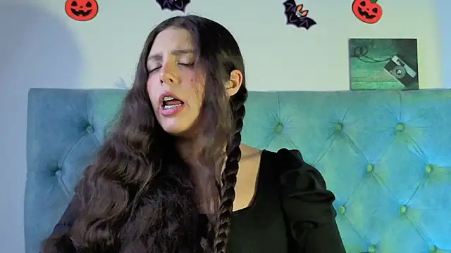 Paola Lyon  online show from 10/08/25, 06:38