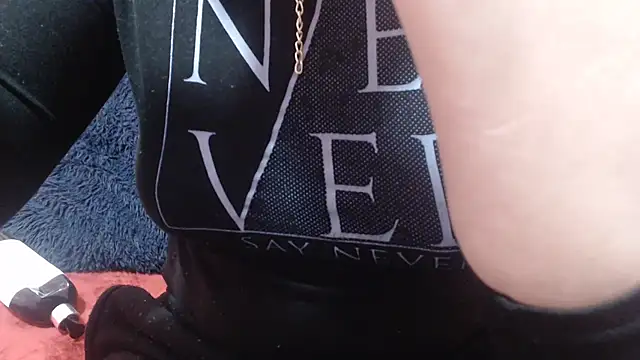 Snapshot of nadescomthxx chatting on 10/18/25, 04:19 nadescomthxx online show from 10/18/25, 04:19