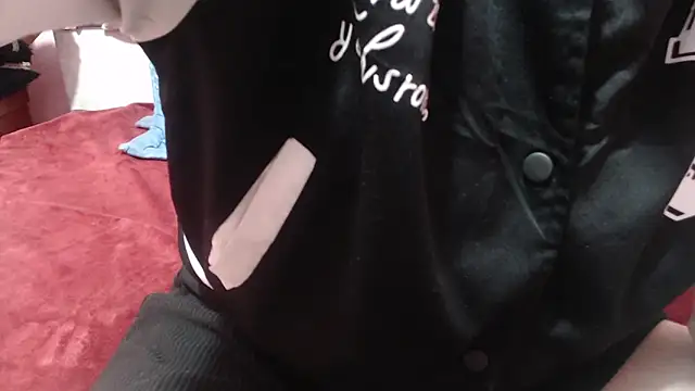 Snapshot of nadescomthxx chatting on 10/21/25, 01:45 nadescomthxx online show from 10/21/25, 01:45