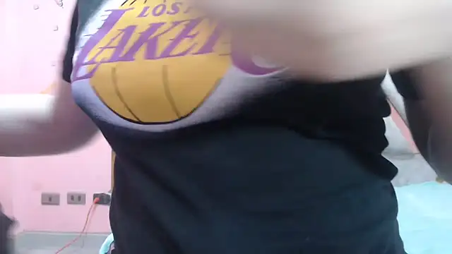 Snapshot of nadescomthxx chatting on 10/24/25, 02:35 nadescomthxx online show from 10/24/25, 02:35